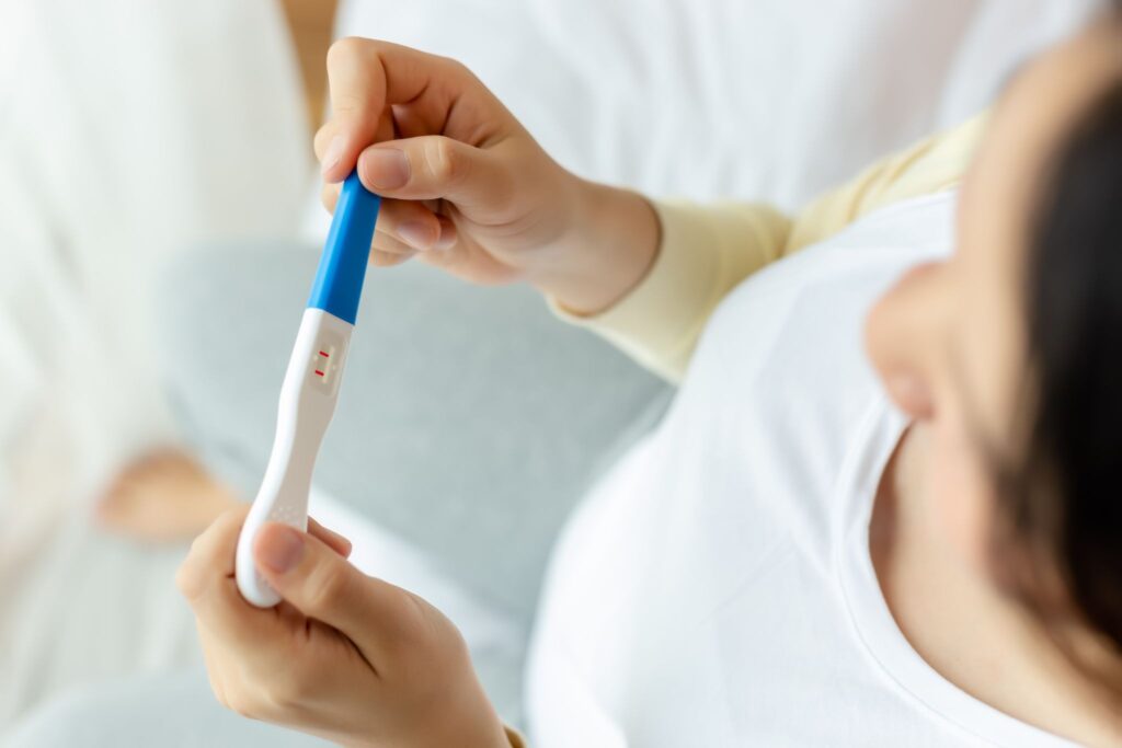 妊娠検査薬を見ている女性