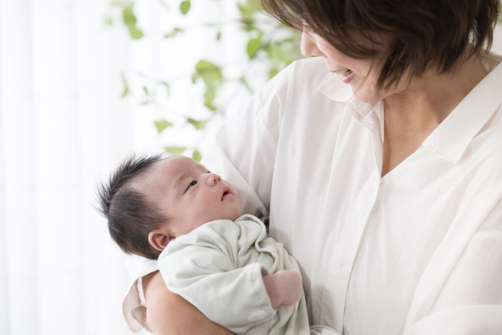 新生児を抱く40歳の母