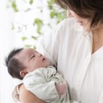 新生児を抱く40歳の母