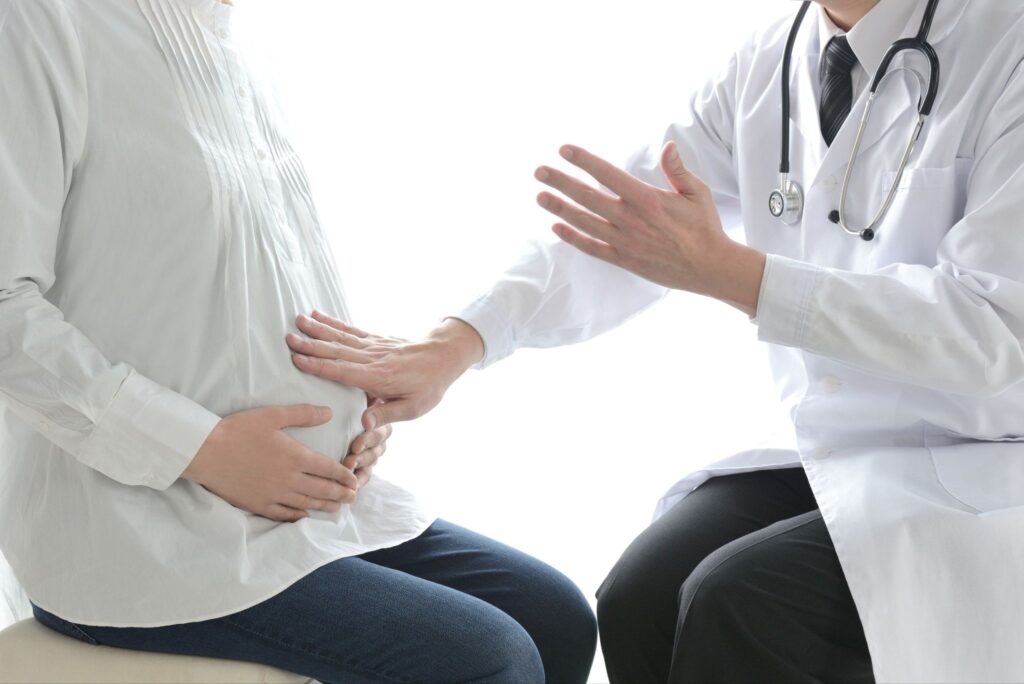 高齢で妊娠した女性が医師の診察を受けている様子