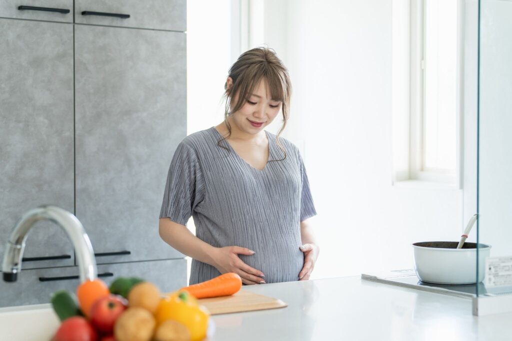 料理中の妊婦