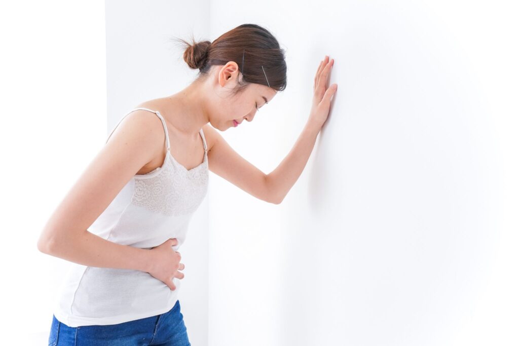お腹を押さえている妊婦