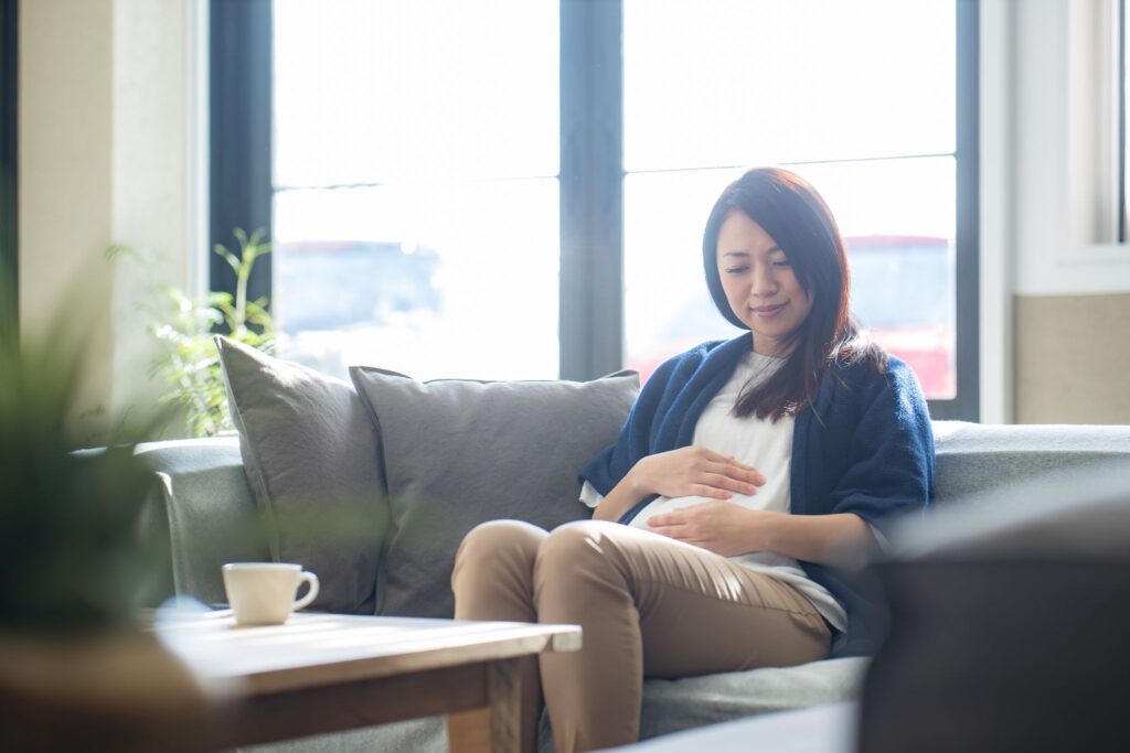 リラックスしてソファに座っている妊婦