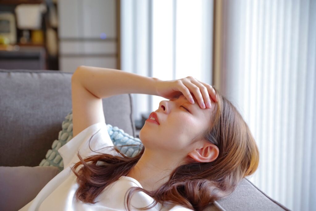 妊娠初期のマイナートラブルでつらそうな妊婦