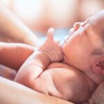 大人に抱かれた新生児