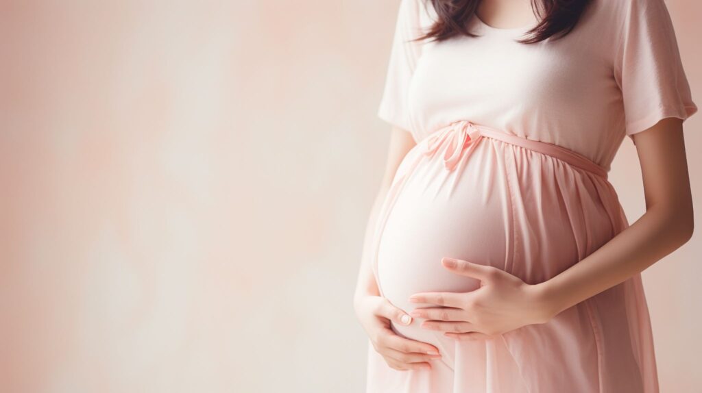 お腹に触れている妊婦