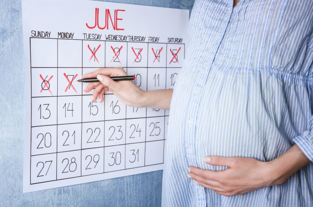 カレンダーにバツを付ける妊婦