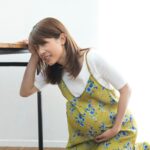 陣痛でお腹を押さえている妊婦