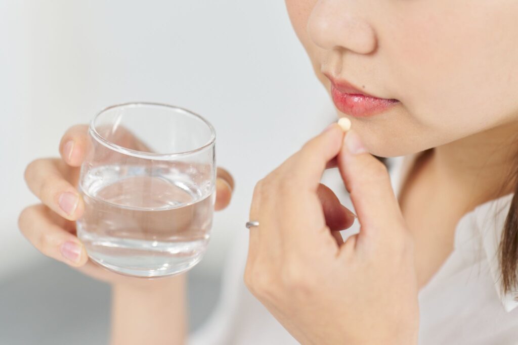 ピルを飲もうとしている女性