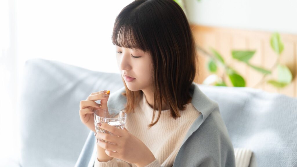 ピルを飲もうとしている女性
