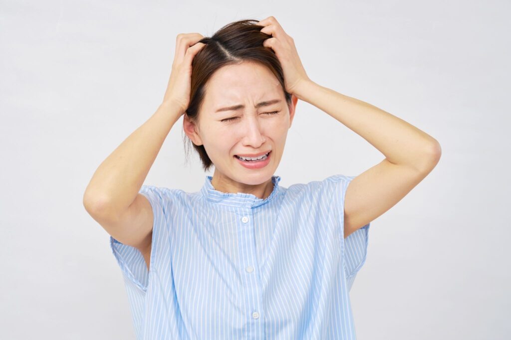 ピルを飲み忘れてしまい頭を抱えている女性