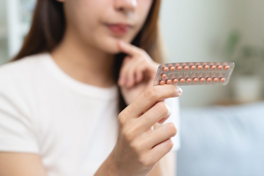ピルを持っている女性