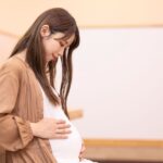 お腹に触れている妊婦