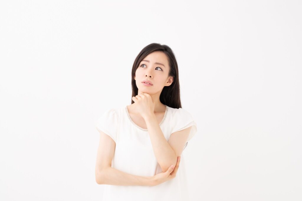 何かを考えている女性