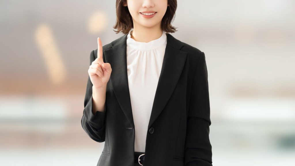 人差し指を立てる女性