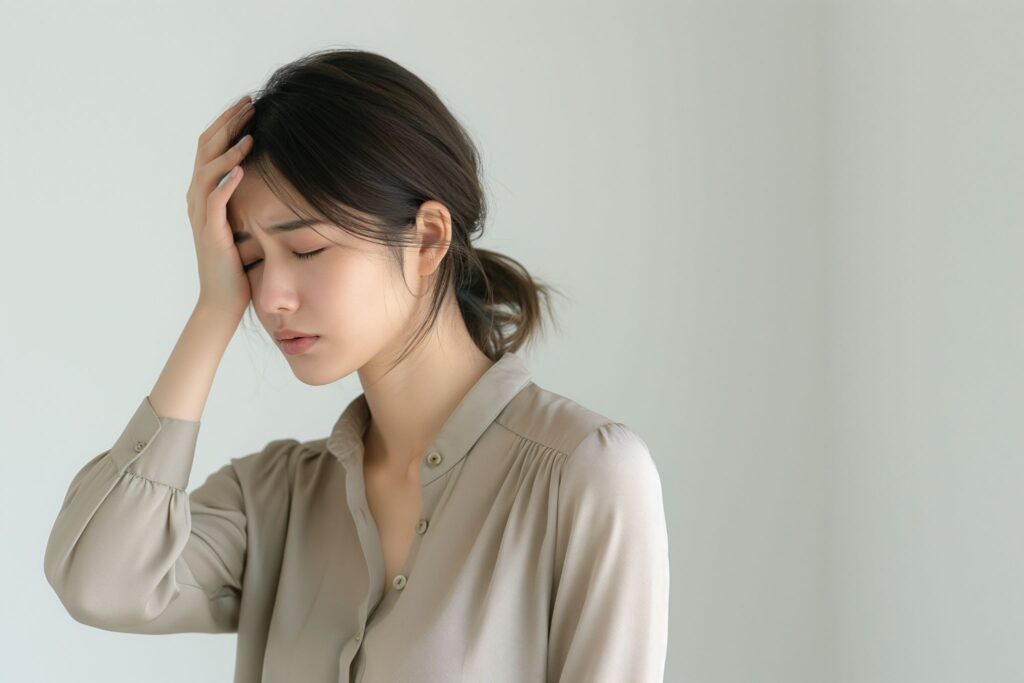 妊娠初期に現れる症状でつらそうな女性