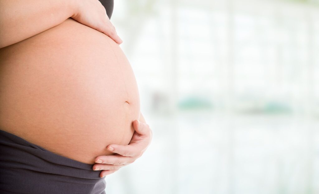 お腹に触れている妊婦