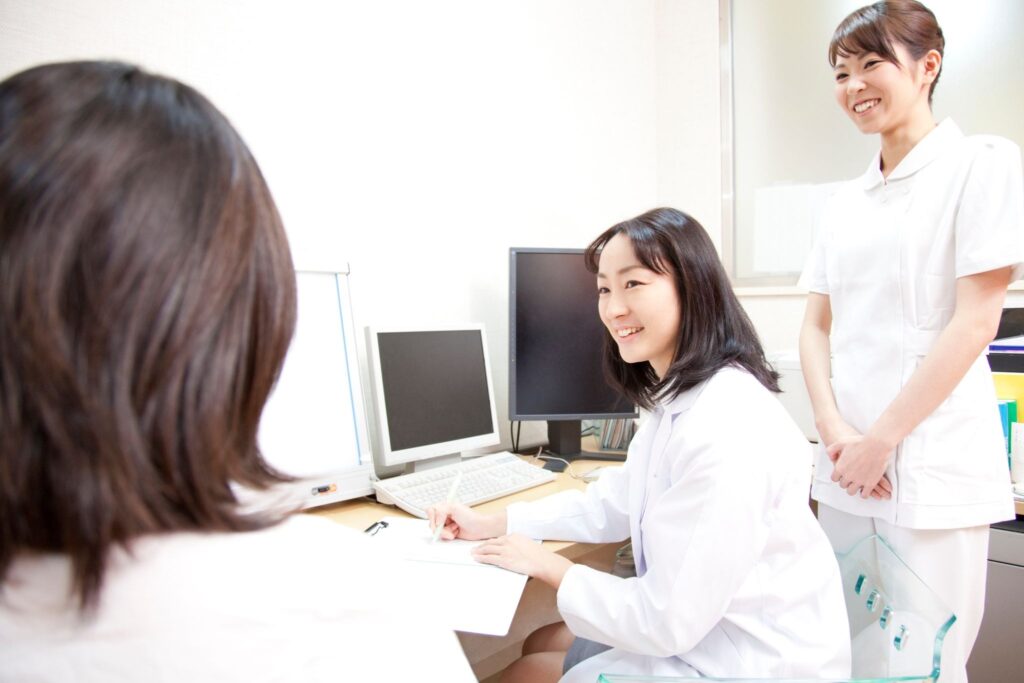婦人科で診察を受けている女性