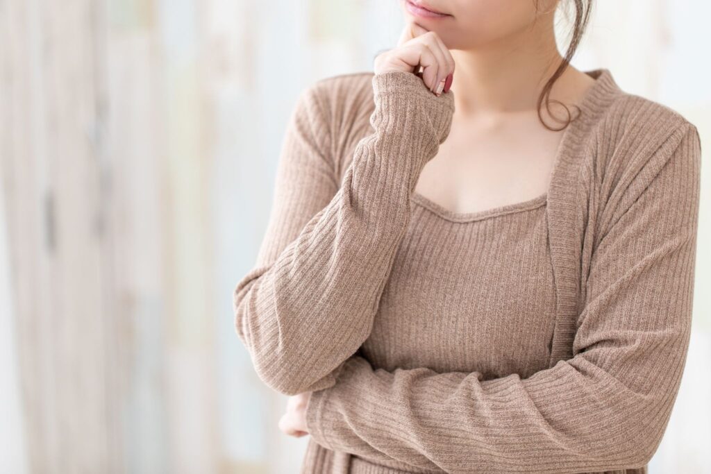 水っぽいおりものはどんな状態なのかと考えている女性