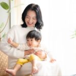 子どもを抱いているミドル女性