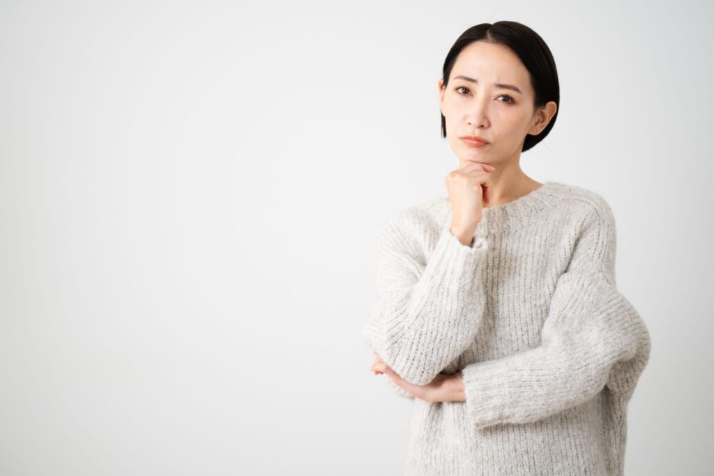 心拍確認で何がわかるのかと考えている女性
