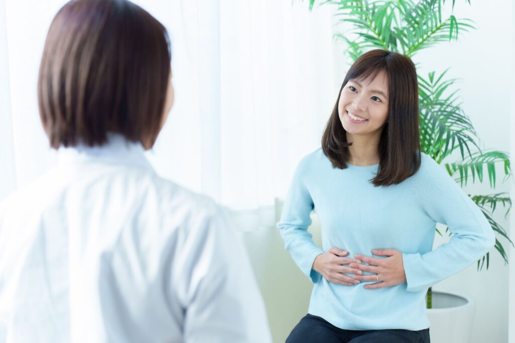 診察を受けている妊婦