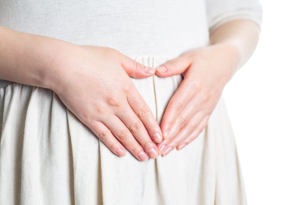 お腹に触れている妊婦