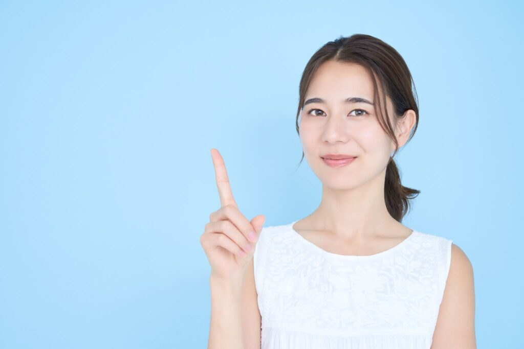 人差し指を立ている女性