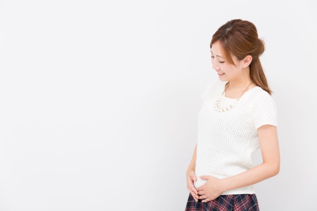 お腹を押さえている女性