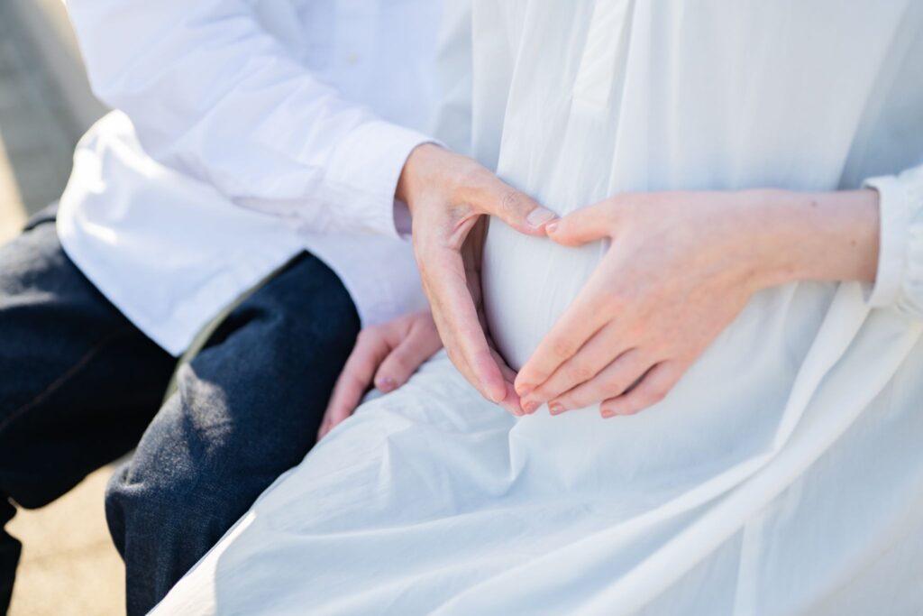 お腹に触れている妊婦と夫