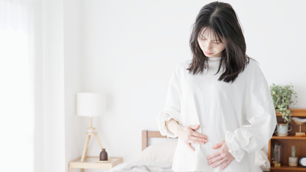 お腹に触れている妊婦