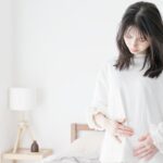 お腹に触れている妊婦