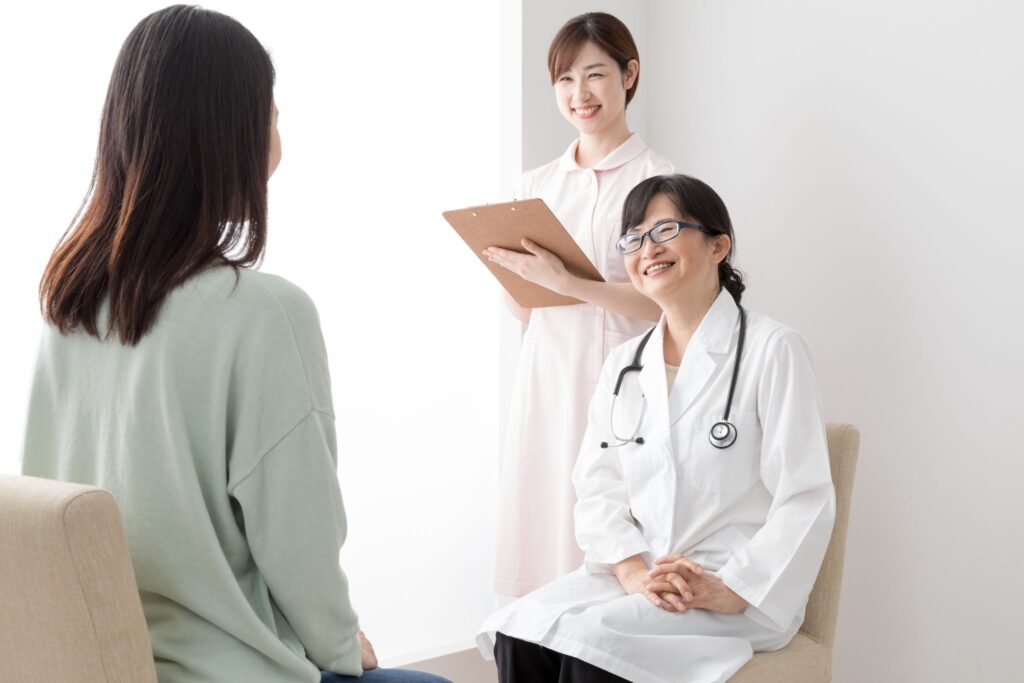診察を受けている妊婦