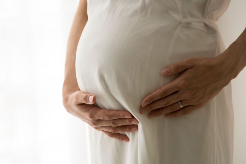 お腹に触れている妊婦