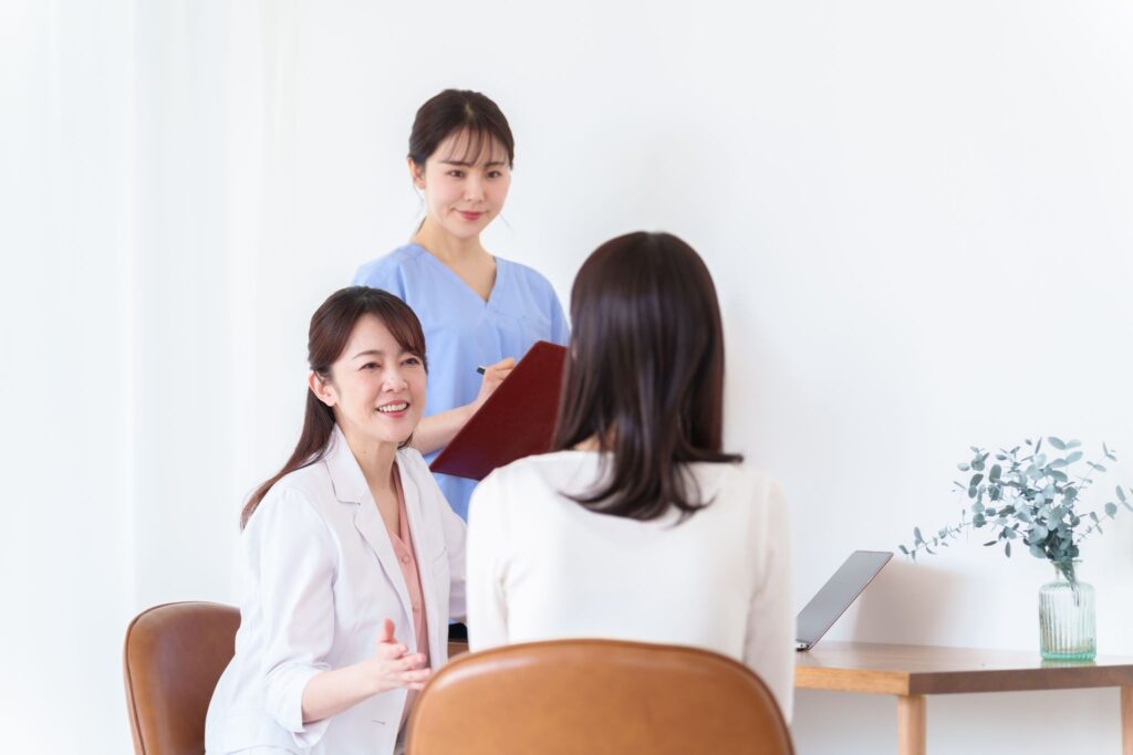 妊娠初期に飛行機に乗ることについて医師に相談している妊婦