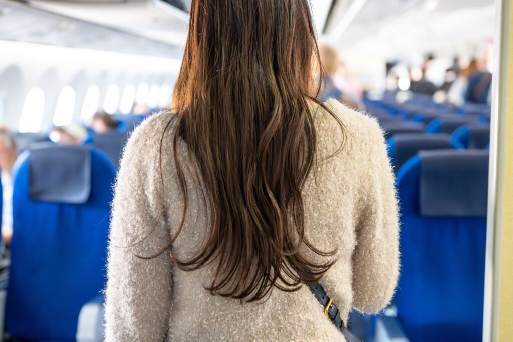 飛行機に搭乗しようとしている妊婦