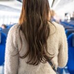 飛行機に搭乗しようとしている妊婦