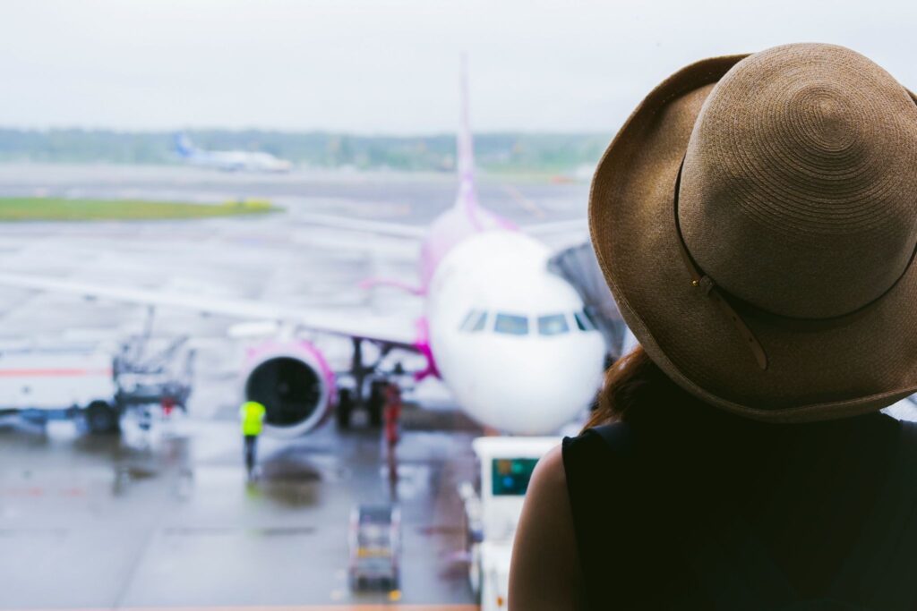 空港で飛行機を見ている妊婦