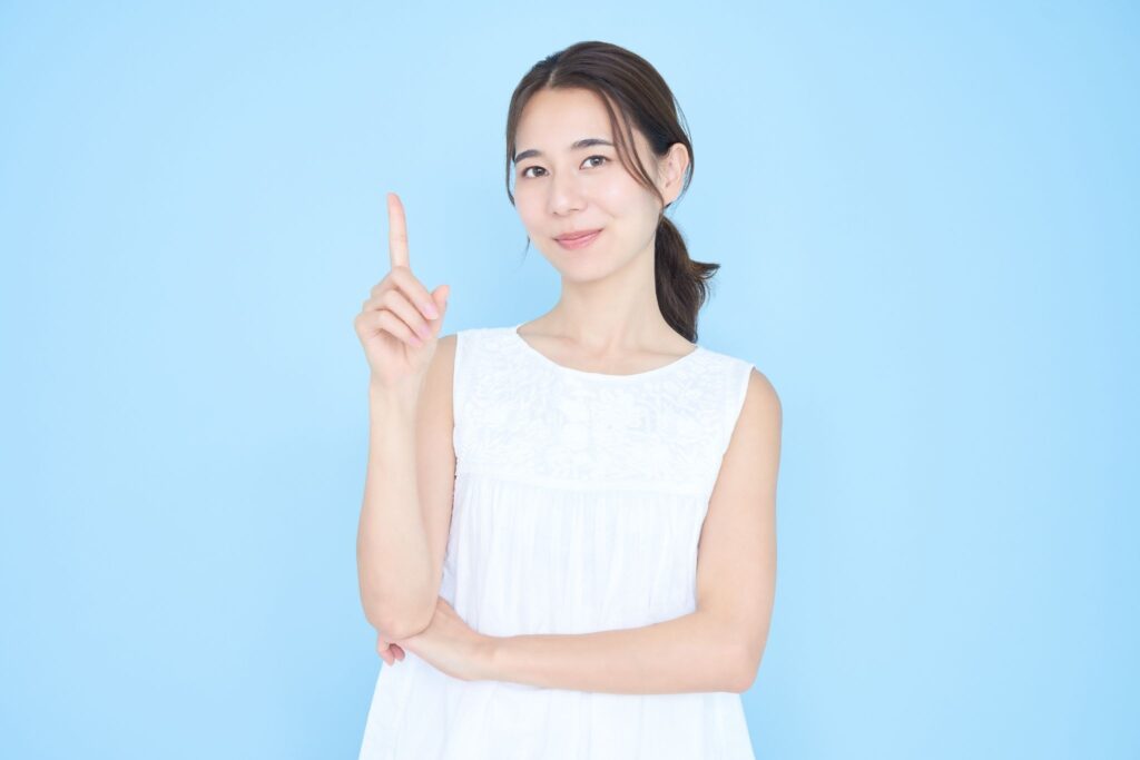 人差し指を立てている女性