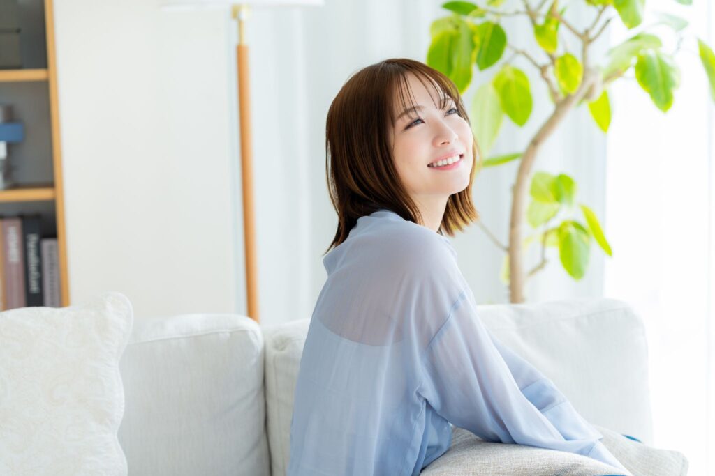 ソファに座っている笑顔の女性