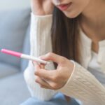 妊娠検査薬を見ている女性