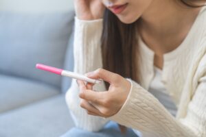 妊娠したかもと思ったら|生理遅れ・初期症状・検査薬のタイミングを解説
