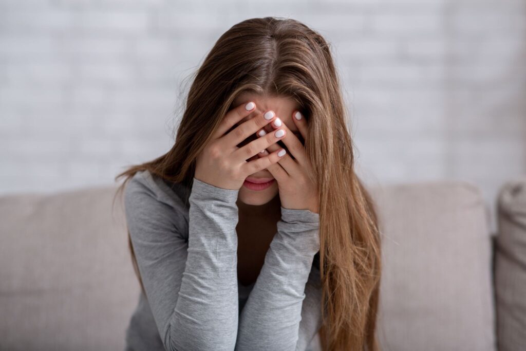顔を覆っている女性
