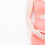 お腹に触れている妊婦