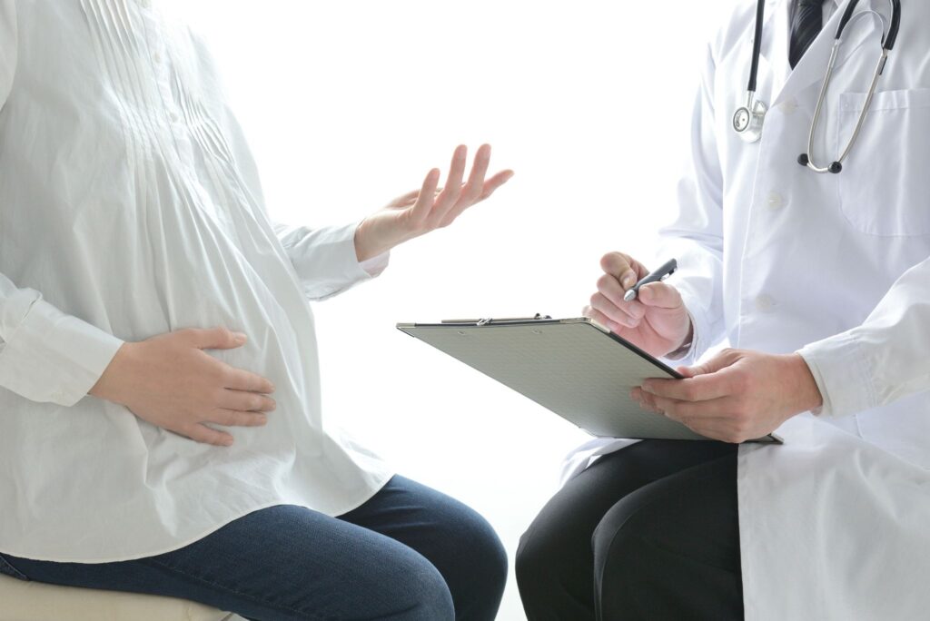 医師の診察を受ける妊婦
