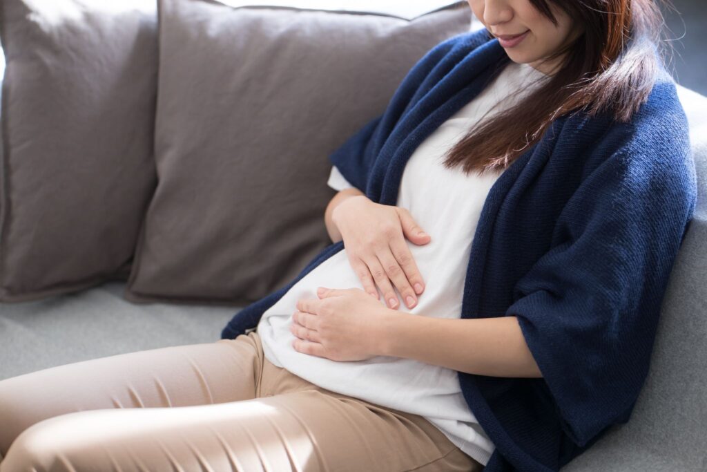 お腹に触れている妊婦