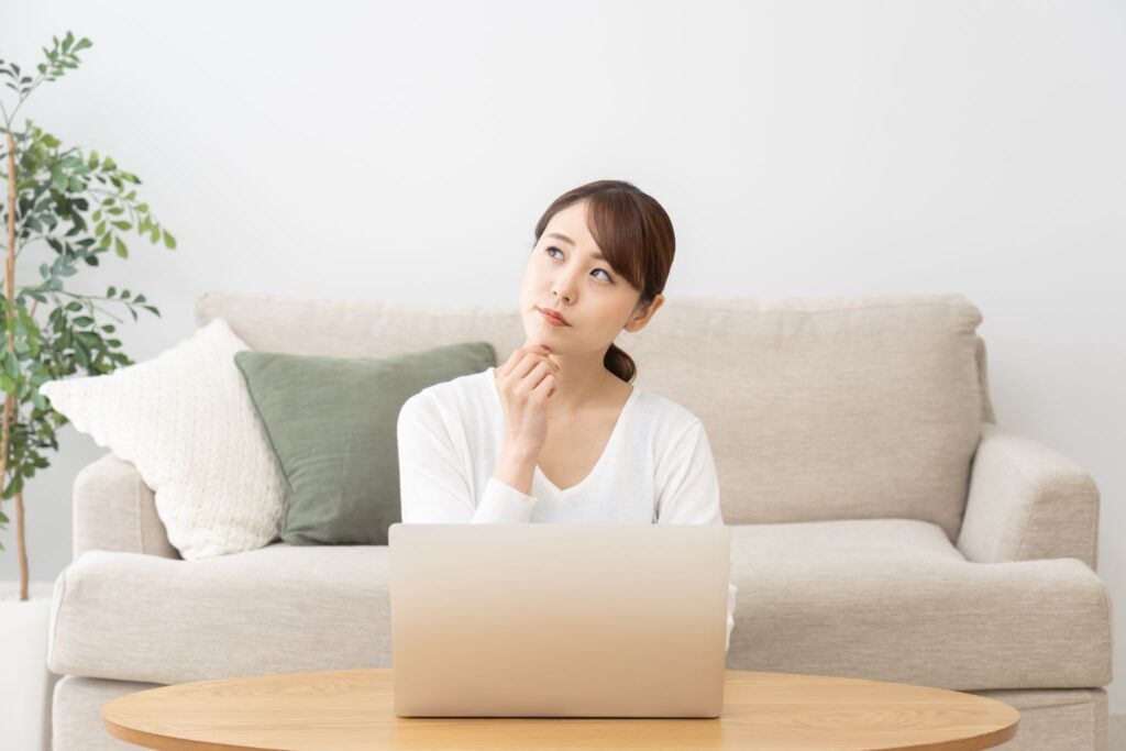 分娩費用について考えている女性