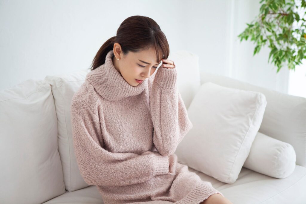 妊娠初期に現れる症状でつらそうな女性