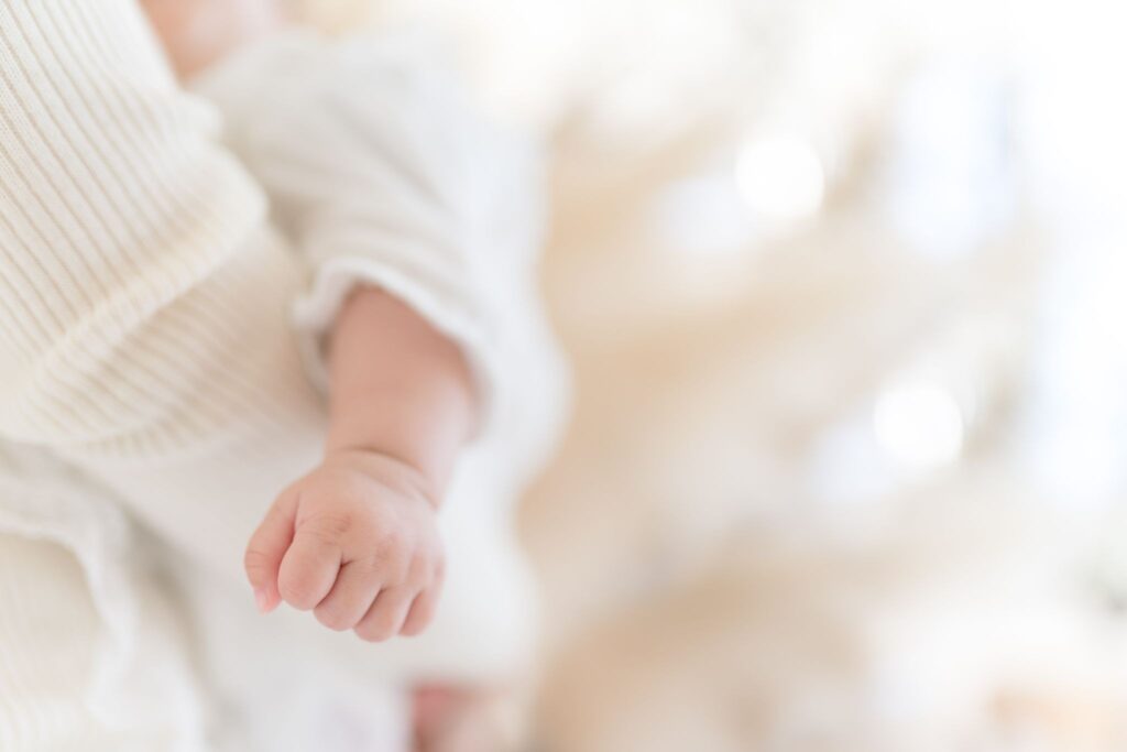 大人に抱かれた新生児