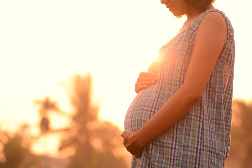 お腹に触れている妊婦